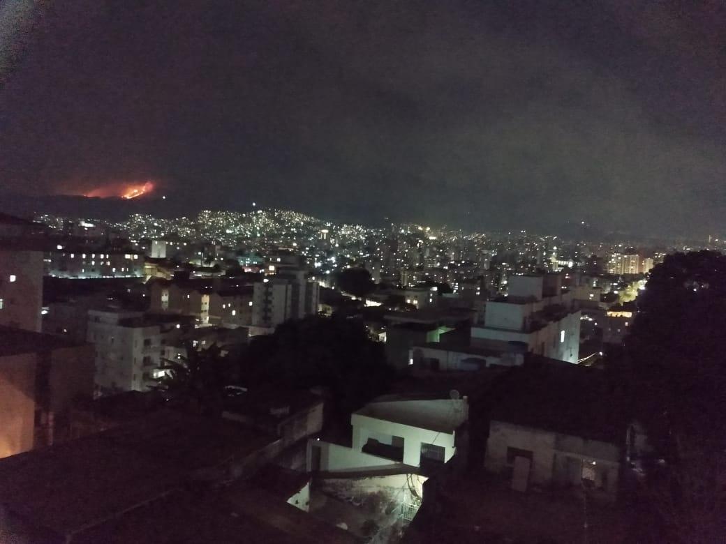 Incêndio de grande proporção atinge Serra do Curral, em BH - Foto: Reprodução/Redes Sociais