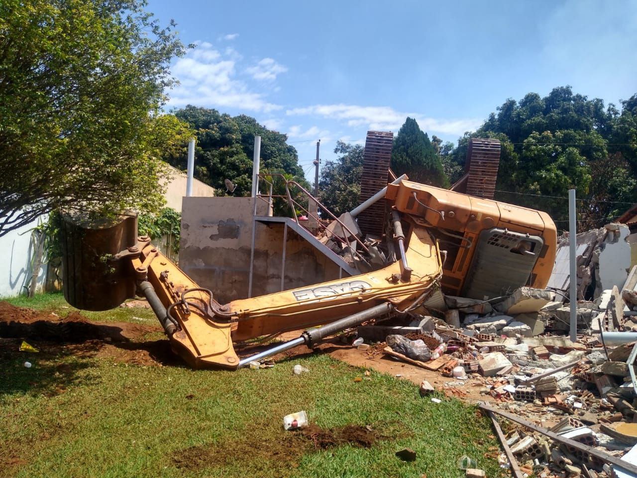 Homem fica ferido após retroescavadeira tombar e laje ceder em Uberaba - Foto: Divulgação/CBMMG