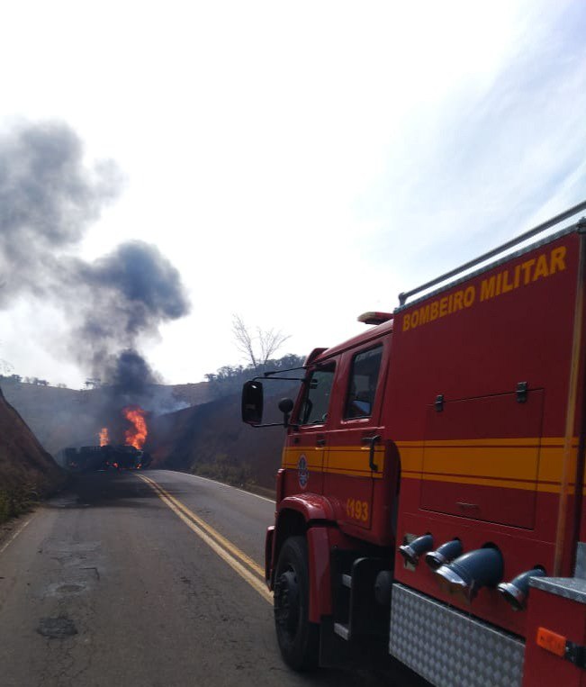 Carreta tanque com combustível tomba e pega fogo na MG-329, em Bom Jesus do Galho - Foto: Divulgação/CBMMG