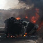 Carreta tanque com combustível tomba e pega fogo na MG-329, em Bom Jesus do Galho - Foto: Divulgação/CBMMG