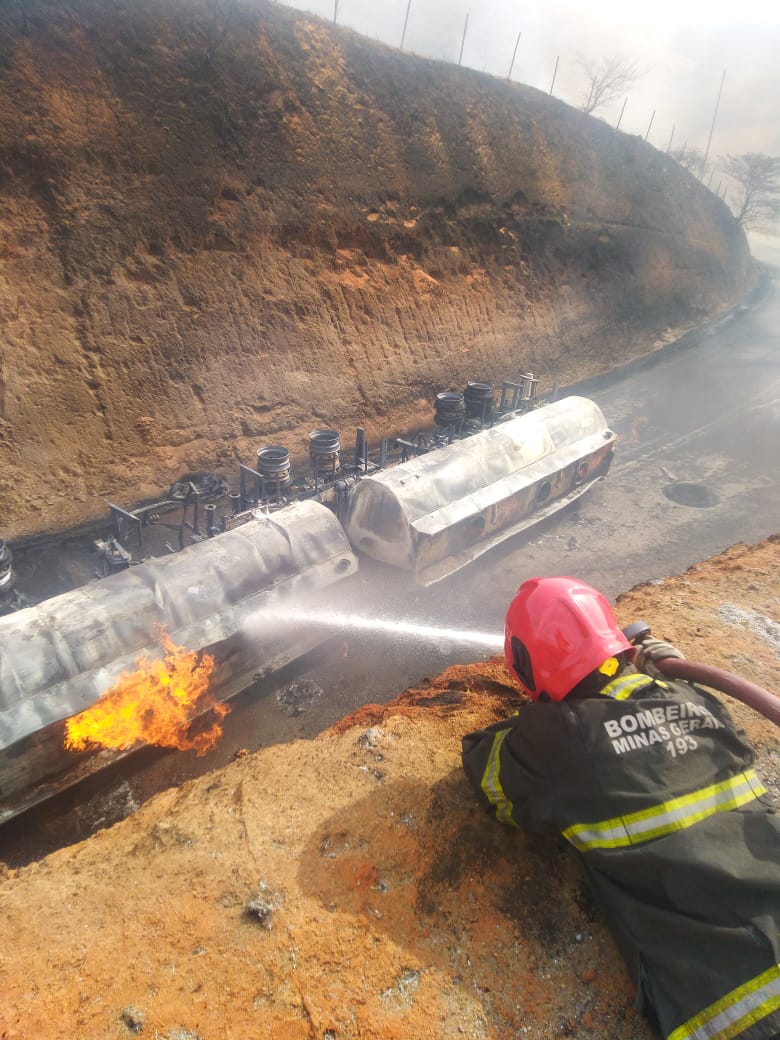 Carreta tanque com combustível tomba e pega fogo na MG-329, em Bom Jesus do Galho - Foto: Divulgação/CBMMG