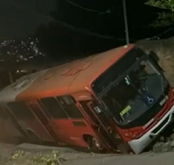 Idoso fica ferido após ônibus perder freio e atingir veículo em Ribeirão das Neves - Foto: Reprodução/Redes Sociais