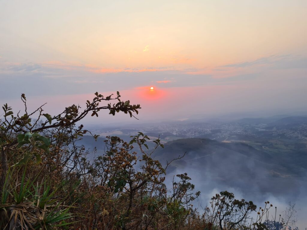 Bombeiros combate incêndio na Serra do Rola Moça pelo segundo dia consecutivo - Foto: Divulgação/CBMMG