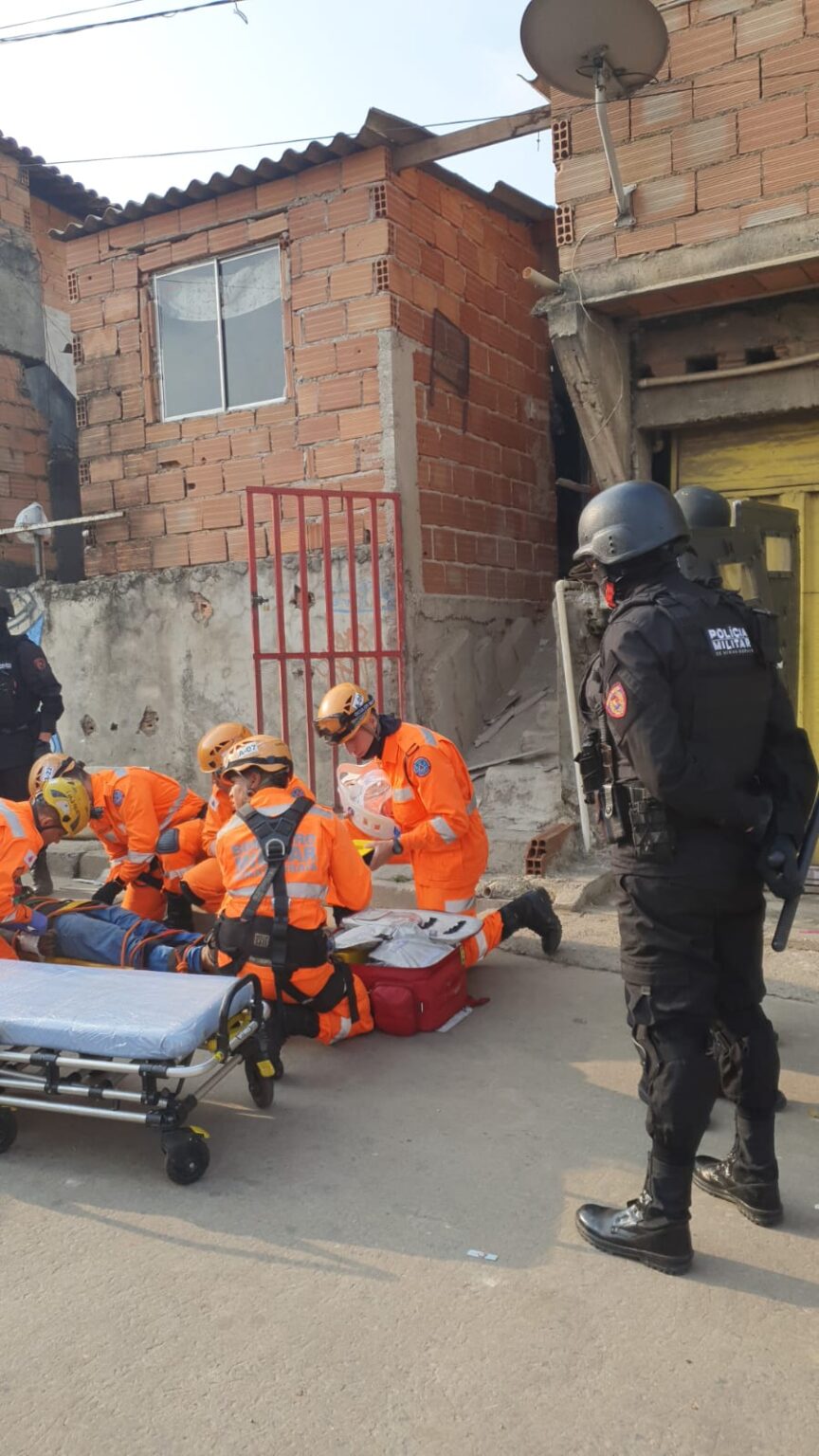 Homem surta, agride moradores e é contido por policiais do Bope no bairro Calafate, em BH Homem surta, agride moradores e é contido por policiais do Bope no bairro Calafate, em BH - Foto: Divulgação/CBMMG