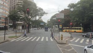 Acidente entre dois carros deixa idosa ferida e complica trânsito em avenidas de BH - Foto: Reprodução/Google Street View