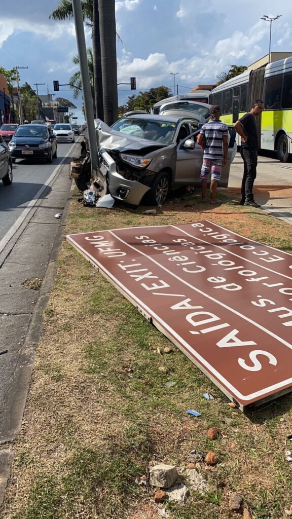Motorista sofre mal súbito e bate carro em placa de trânsito na Avenida Antônio Carlos, em BH - Foto: Reprodução/Redes Sociais