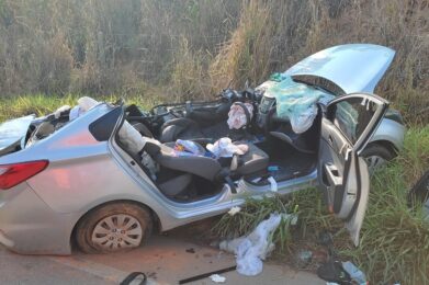 Quatro pessoas ficam feridas após caminhão tomba sobre carro na BR-259, em Governador Valadares - Foto: Divulgação/PMR
