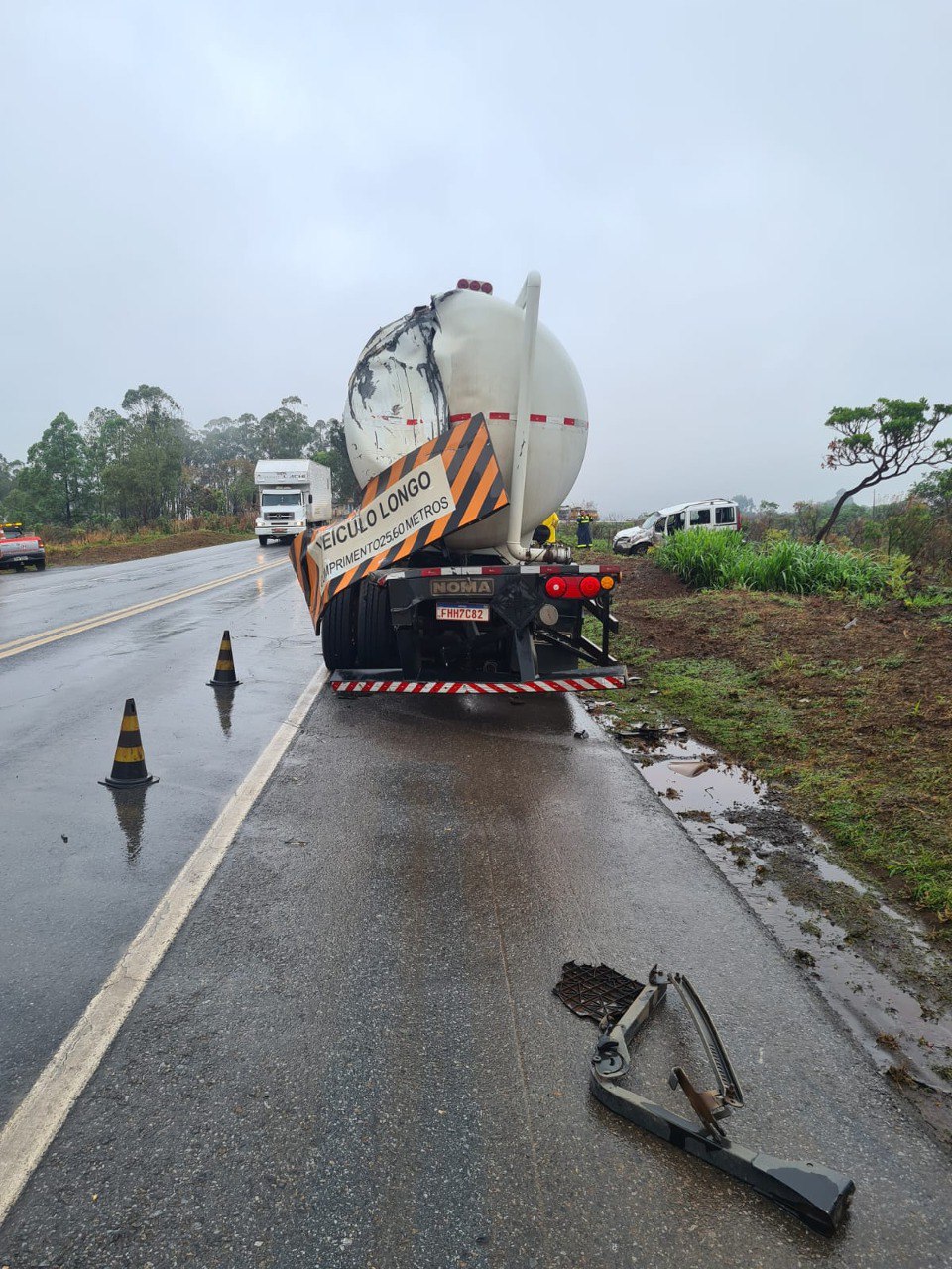 Carreta bitrem com combustível é atingida por outra na BR-262, em Campos Altos - Foto: Divulgação/CBMMG