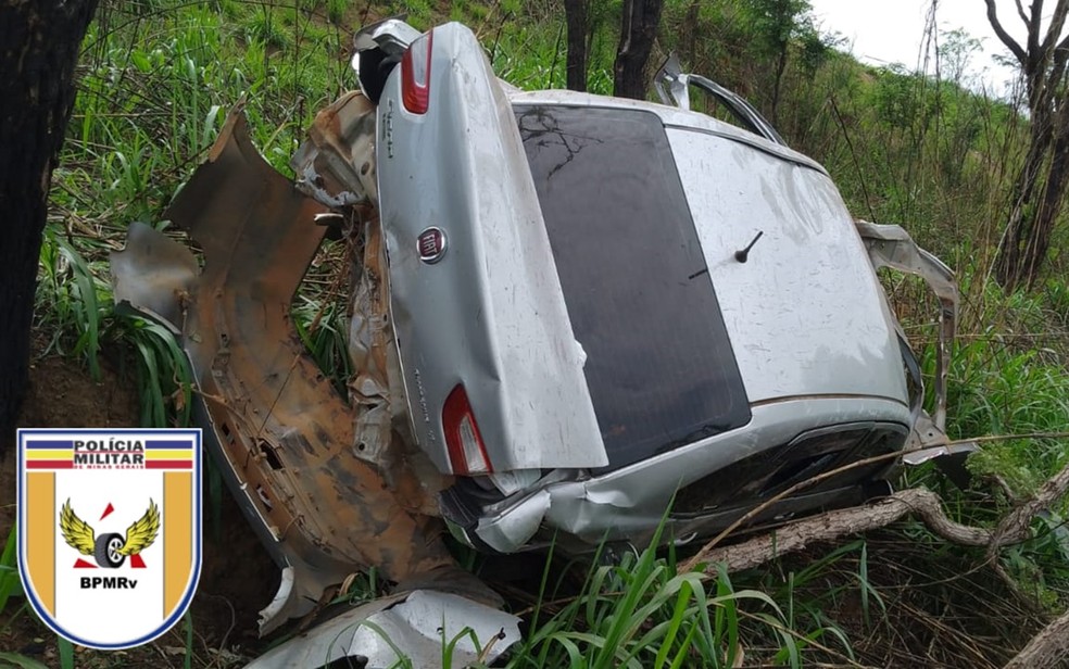 Motorista morre após capotar carro na BR-354, em Campo Belo - Foto: Divulgação/PMRv