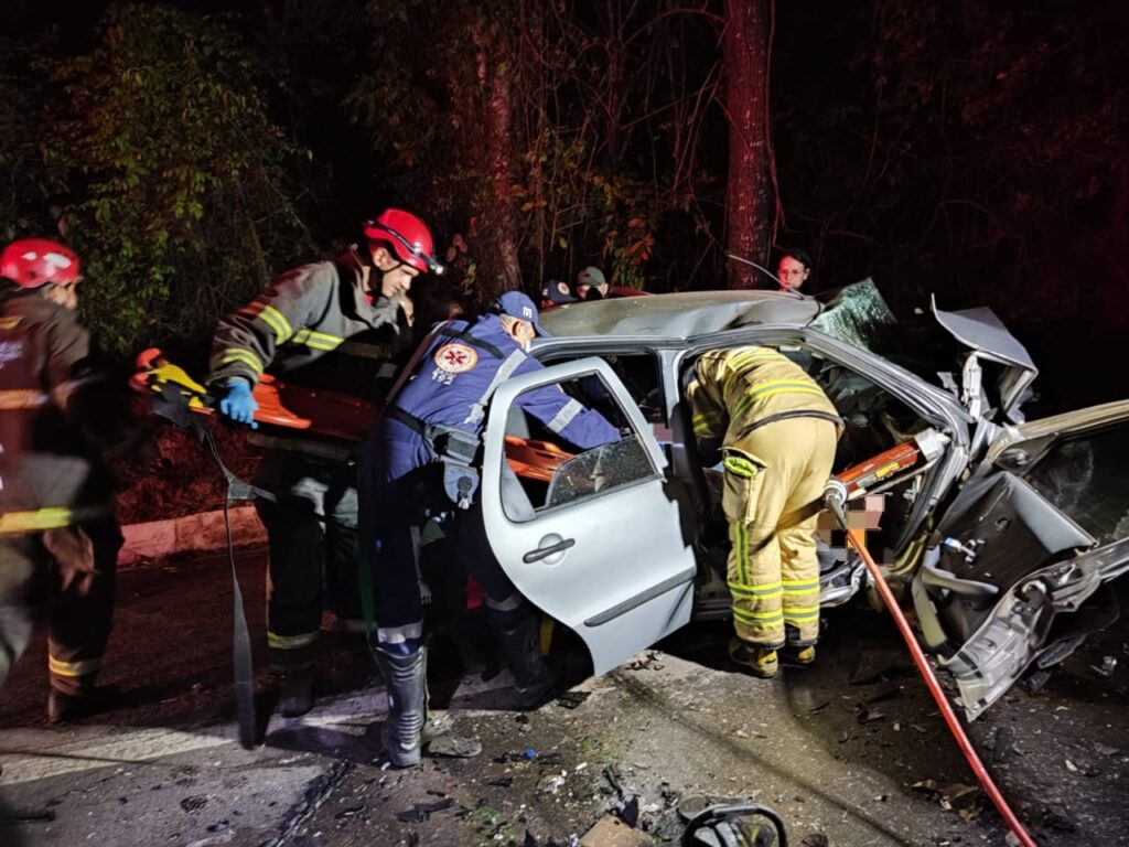 Motorista morre e criança fica ferida em acidente entre carros na BR-356, em Muriaé - Foto: Divulgação/CBMMG