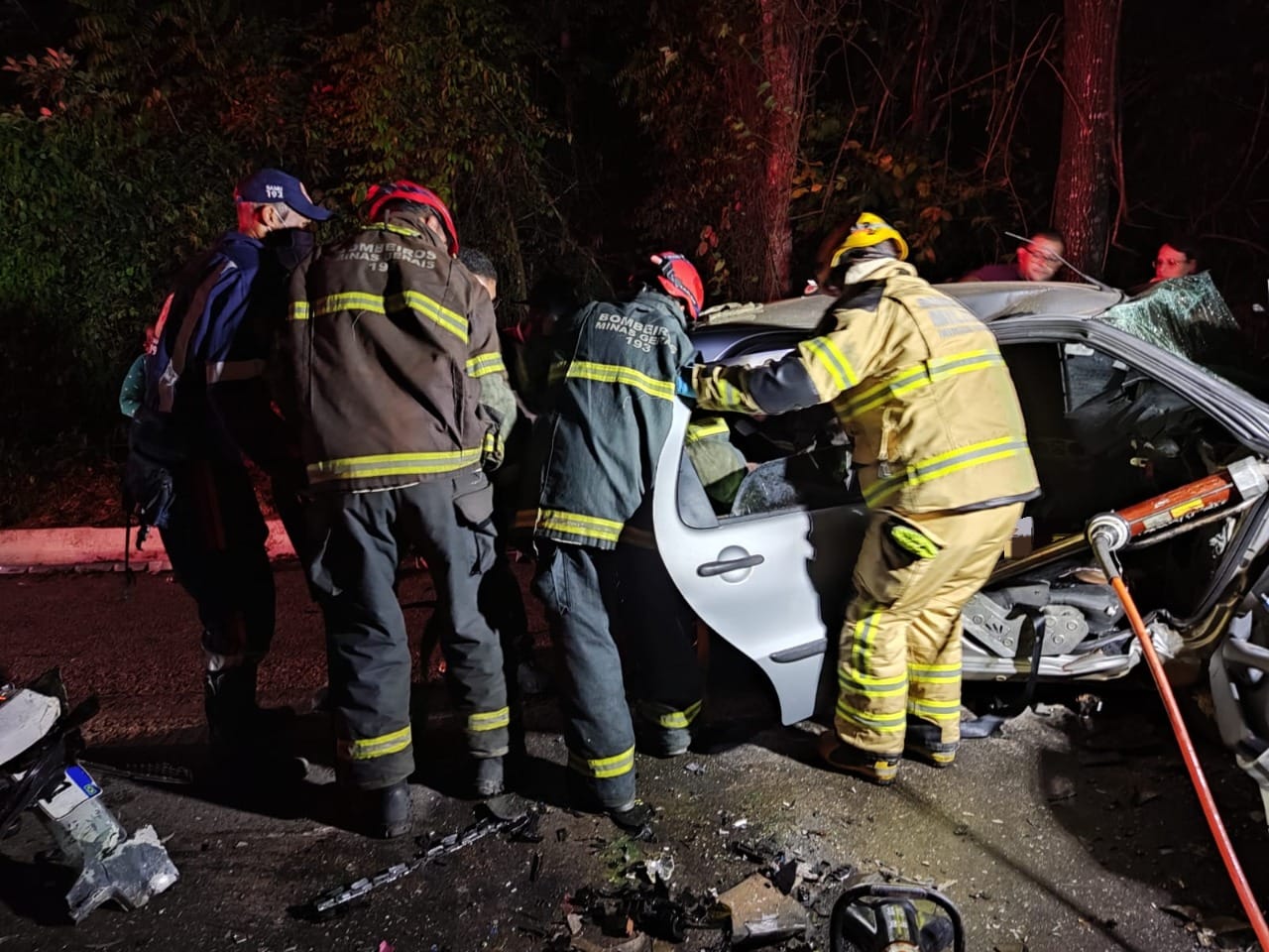 Motorista morre e criança fica ferida em acidente entre carros na BR-356, em Muriaé - Foto: Divulgação/CBMMG