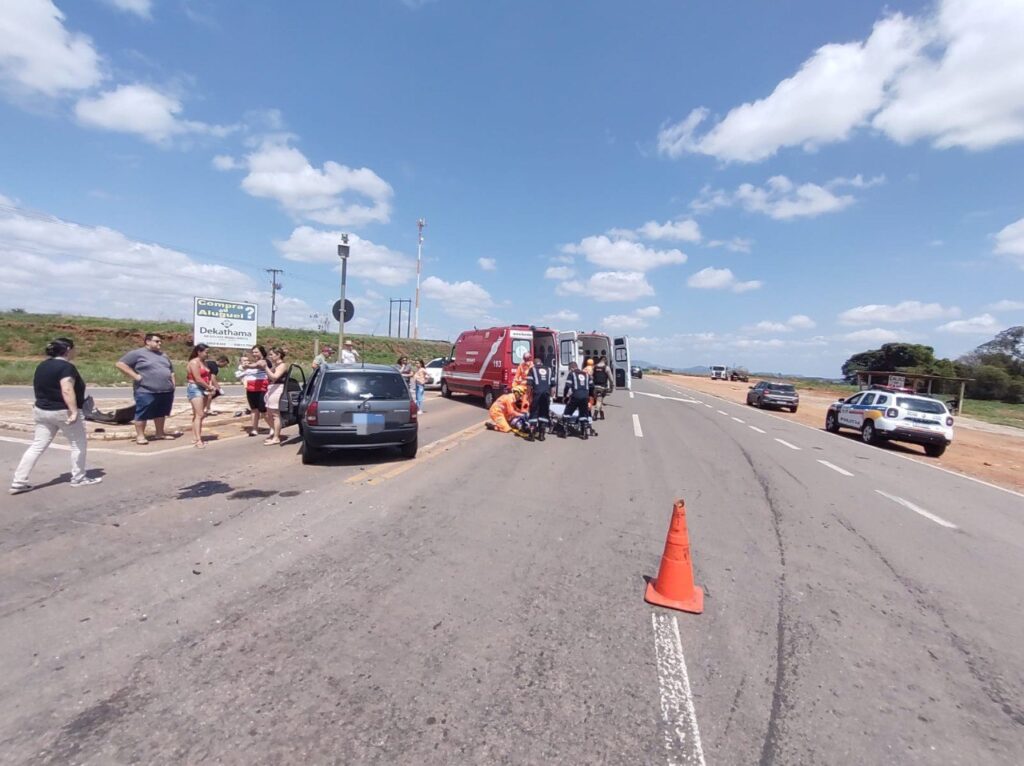 Casal fica ferido após moto colidir contra carro na BR-491, em Alfenas - Foto: Divulgação/CBMMG