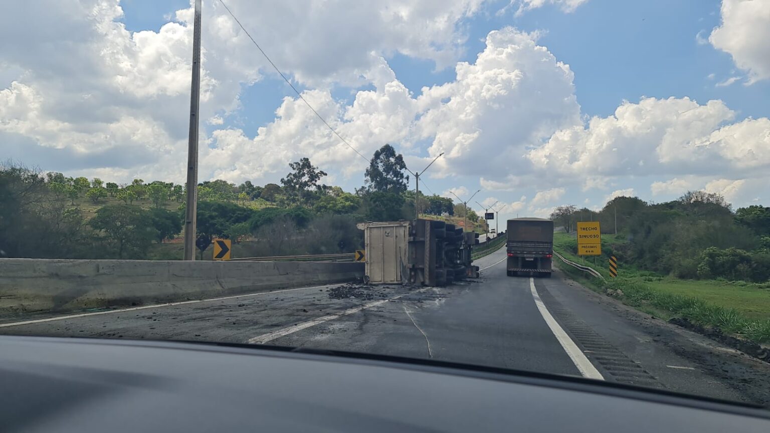 Carreta tomba e causa mais de 14 km de lentidão na Rodovia Fernão Dias, em Carmo da Cachoeira Carreta tomba e causa mais de 14 km de lentidão na Rodovia Fernão Dias, em Carmo da Cachoeira - Foto: Internautas/Por Dentro de Minas