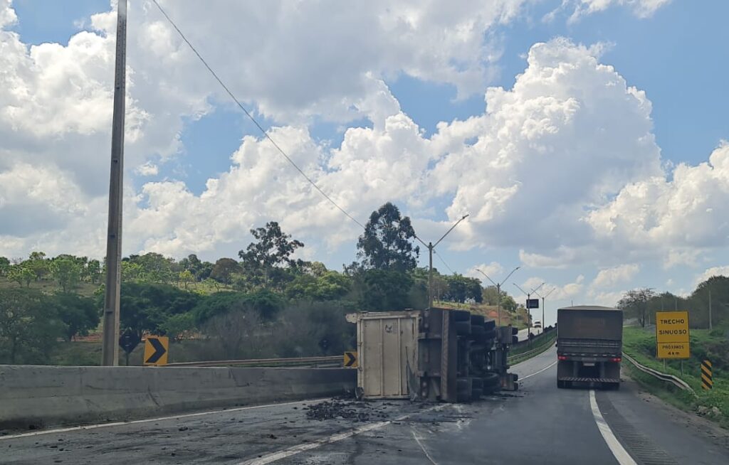 Carreta tomba e causa mais de 14 km de lentidão na Rodovia Fernão Dias, em Carmo da Cachoeira - Foto: Internautas/Por Dentro de Minas