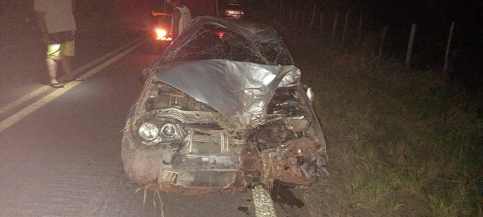 Duas pessoas morrem após acidente entre carro e moto na MG-477, em Cataguases - Foto: Divulgação/PMRv