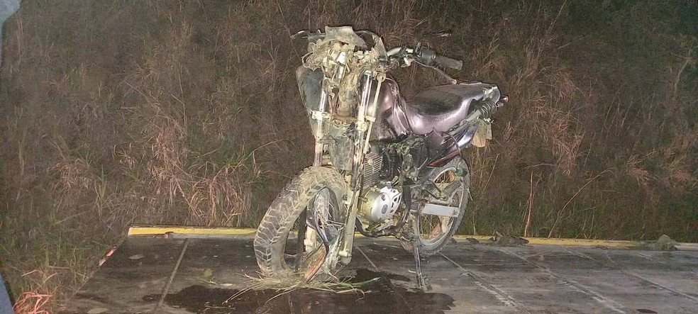 Duas pessoas morrem após acidente entre carro e moto na MG-477, em Cataguases - Foto: Divulgação/PMRv