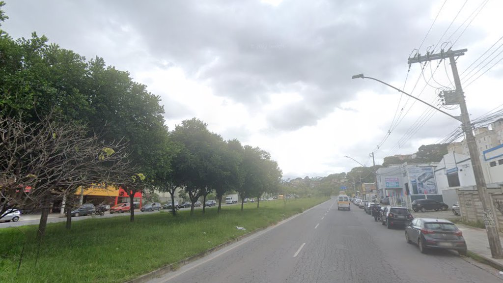 Caminhonete bate em poste na Avenida Presidente Tancredo Neves, em BH - Foto: Reprodução/Google Street View