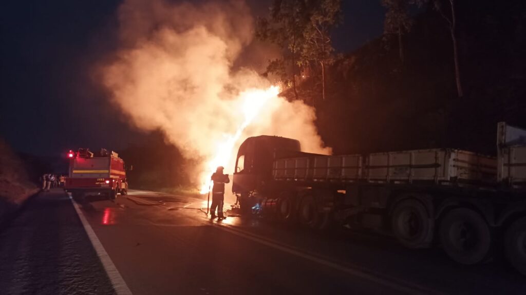 Cabine fica destruída após carreta pegar fogo na BR-381, em Santana do Paraíso (MG) - Foto: Divulgação/CBMMG