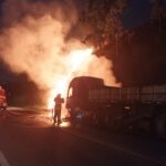 Cabine fica destruída após carreta pegar fogo na BR-381, em Santana do Paraíso (MG) - Foto: Divulgação/CBMMG