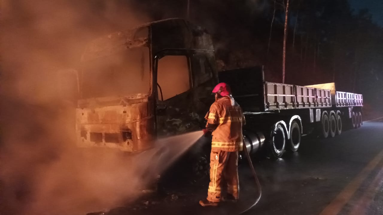 Cabine fica destruída após carreta pegar fogo na BR-381, em Santana do Paraíso (MG) - Foto: Divulgação/CBMMG