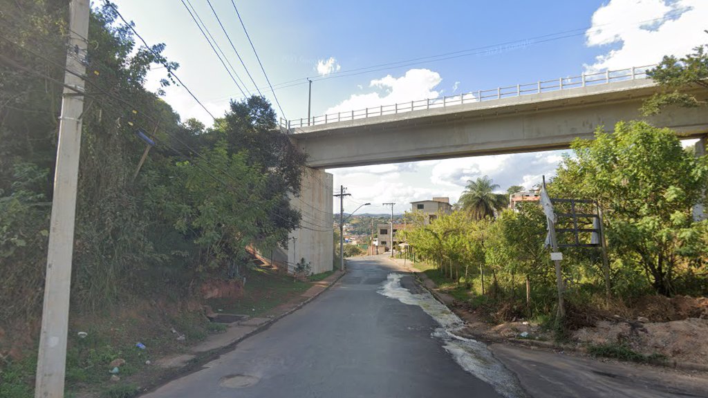 Homem morre atropelado por trem próximo ao viaduto do bairro Munu, em Itabirito - Foto: Reprodução/Google Street View