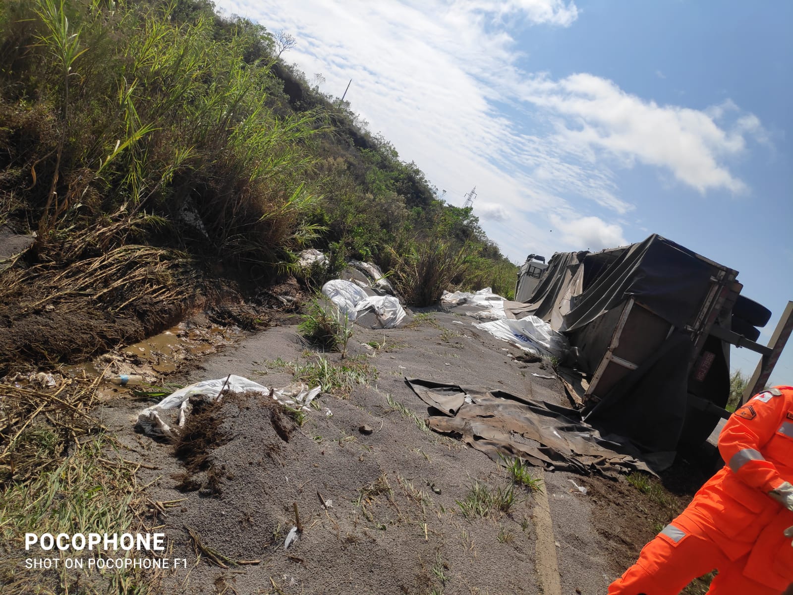 Caminhão bate de frente com carro e idoso morre na BR-265, em São João Del Rei - Foto: Divulgação/CBMMG