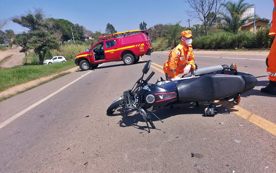 Motociclista morre após bater de frente em caminhão na BR-491, em Alfenas - Foto: Divulgação/CBMMG