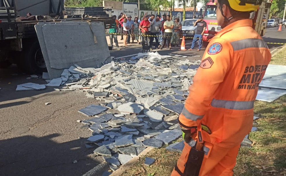 Duas pessoas morrem esmagadas por placas de mármore na Avenida Jacinto Barbosa, em Patrocínio - Foto: Reprodução/Redes Sociais