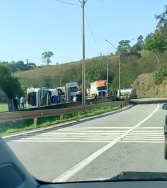 Carreta tomba e causa mais de 14 km de lentidão na Rodovia Fernão Dias, em Carmo da Cachoeira - Foto: Reprodução/Redes Sociais