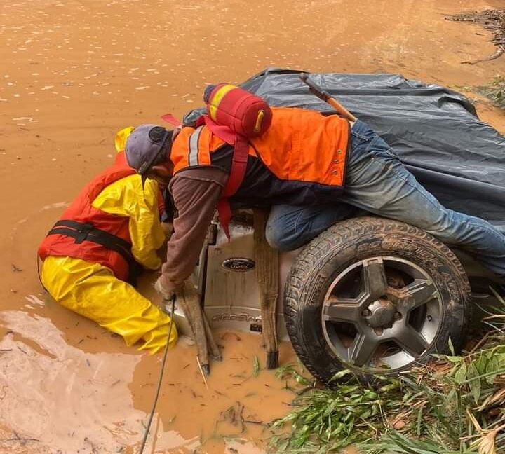 Cinco pessoas morrem após carro cair de ponte em Turmalina, no Vale do Jequitinhonha - Foto: Divulgação/CBMMG