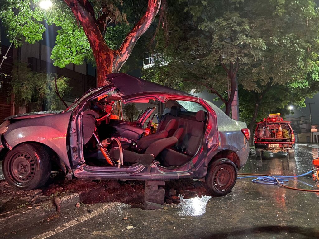 Carro bate em árvore e duas pessoas ficam feridas na Avenida Amazonas, em BH - Foto: Divulgação/CBMMG