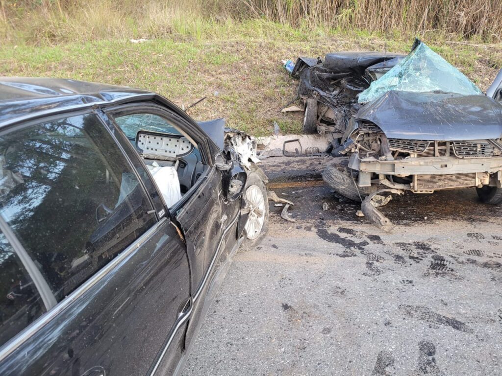 Jovem fica presa às ferragens e morre em acidente entre carros na BR-265, em Barbacena - Foto: Divulgação/CBMMG