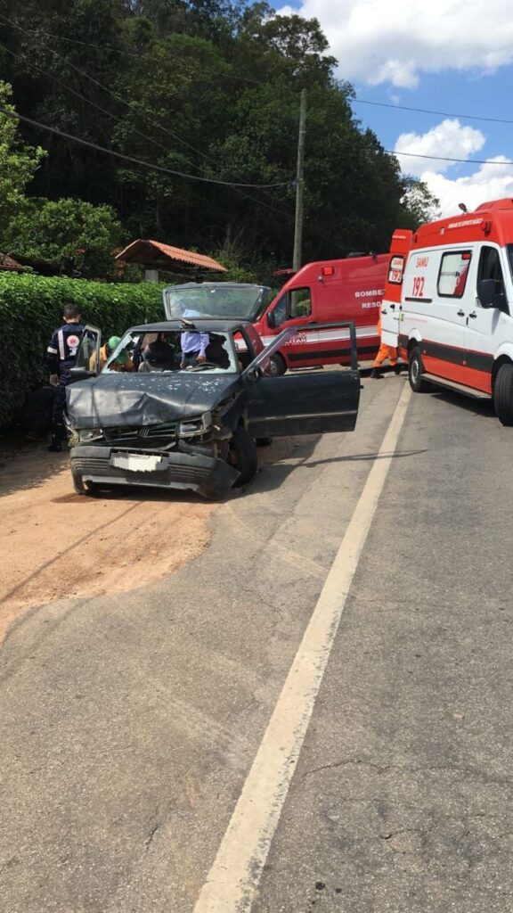 Carros batem e motorista fica ferido na MG-338, em Barbacena - Foto: Divulgação/CBMMG