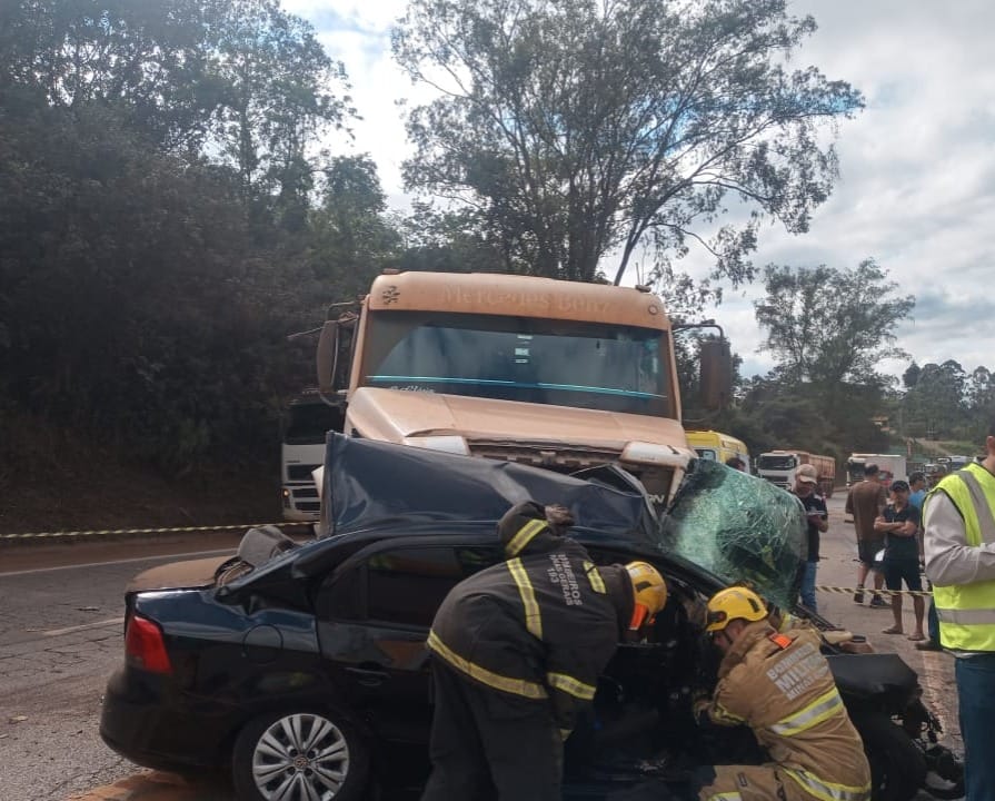 Motorista morre após acidente entre carro e carreta na BR-040, em Congonhas - Foto: Divulgação/CBMMG