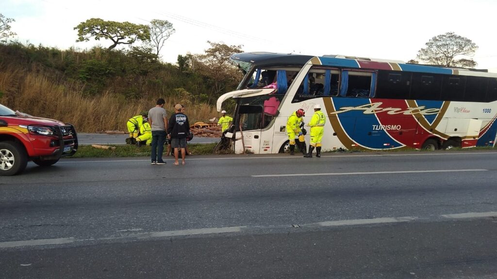 Acidente entre ônibus e carreta deixa feridos e interdita BR-040, em Ribeirão das Neves - Foto: Reprodução/Redes Sociais