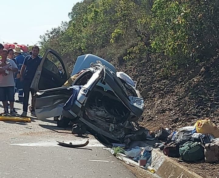 Mulher morre e quatro pessoas ficam feridas após grave acidente na BR-262, em Nova Serrana - Foto: Divulgação/CBMMG