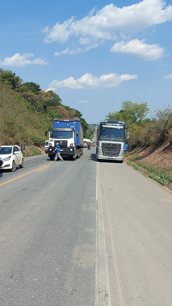 Mulher morre e quatro pessoas ficam feridas após grave acidente na BR-262, em Nova Serrana - Foto: Divulgação/CBMMG