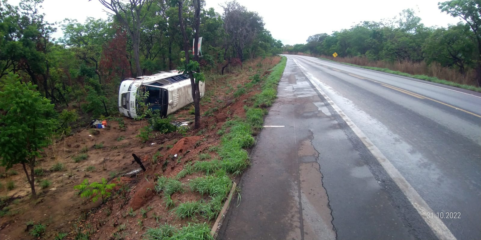 Micro-ônibus capota e deixa vários feridos na BR-365, entre Claro dos Poções e Montes Claros - Foto: Divulgação/CBMMG