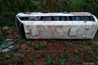 Micro-ônibus capota e deixa vários feridos na BR-365, entre Claro dos Poções e Montes Claros - Foto: Divulgação/CBMMG