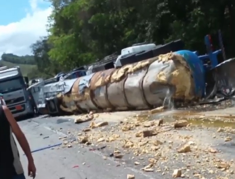 Caminhão carregado de óleo de cozinha tomba e interdita BR-381, em João Monlevade - Foto: Reprodução/Redes Sociais