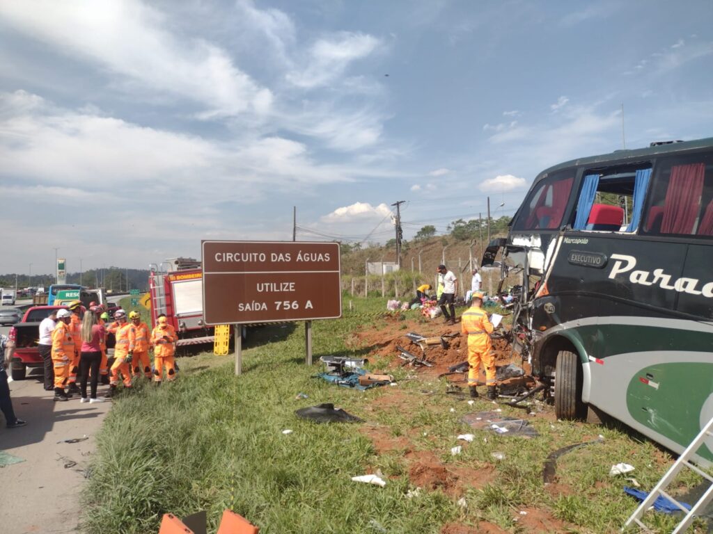 Grave acidente entre carro e ônibus deixa um morto e vários feridos na Rodovia Fernão Dias, em Três Corações - Foto: Divulgação/CBMMG