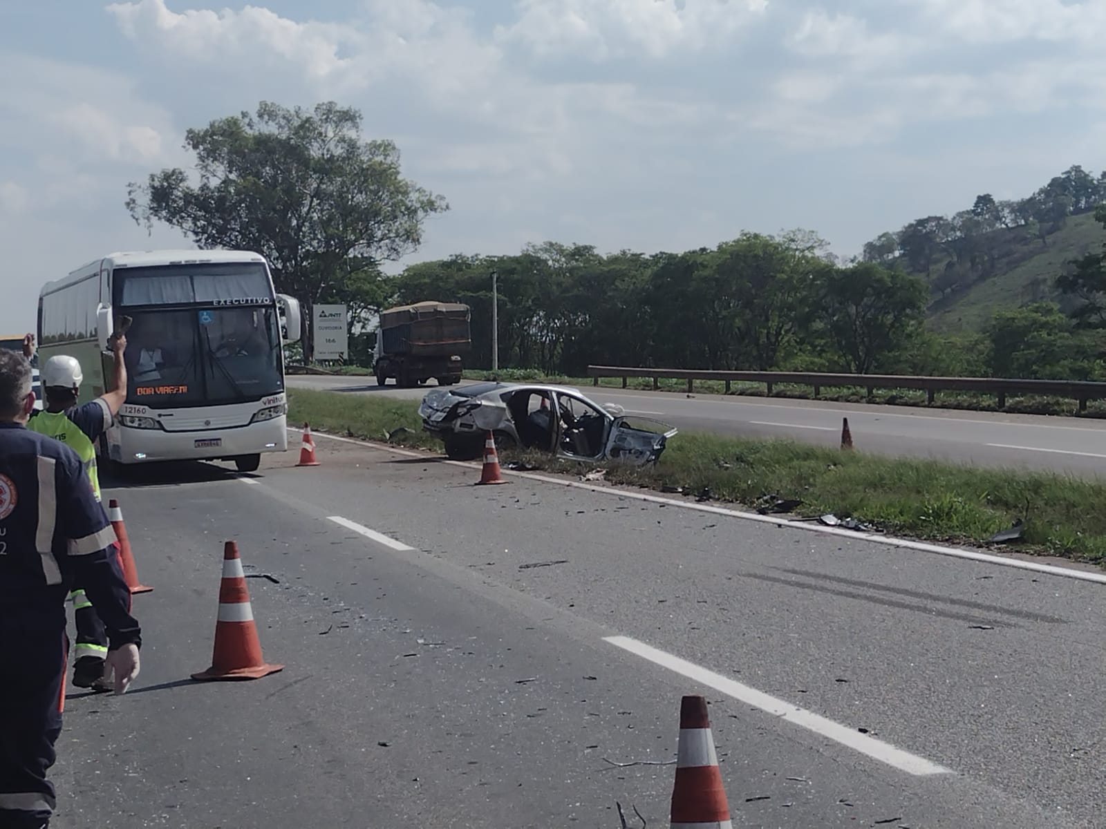 Grave acidente entre carro e ônibus deixa um morto e vários feridos na Rodovia Fernão Dias, em Três Corações - Foto: Divulgação/CBMMG