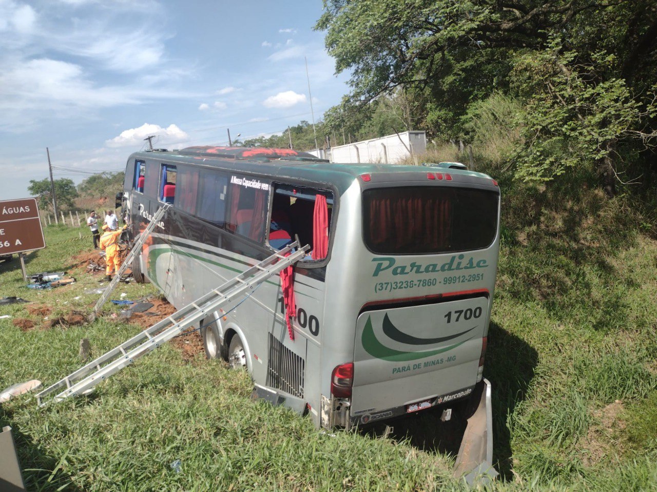 Grave acidente entre carro e ônibus deixa um morto e vários feridos na Rodovia Fernão Dias, em Três Corações - Foto: Divulgação/CBMMG