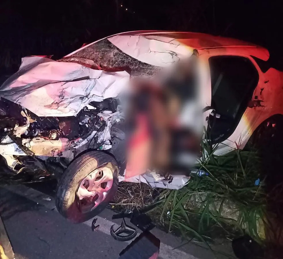 Duas mulheres morrem após acidente entre caminhão e carro na BR-494, em Nova Serrana - Foto: Divulgação/PMRv