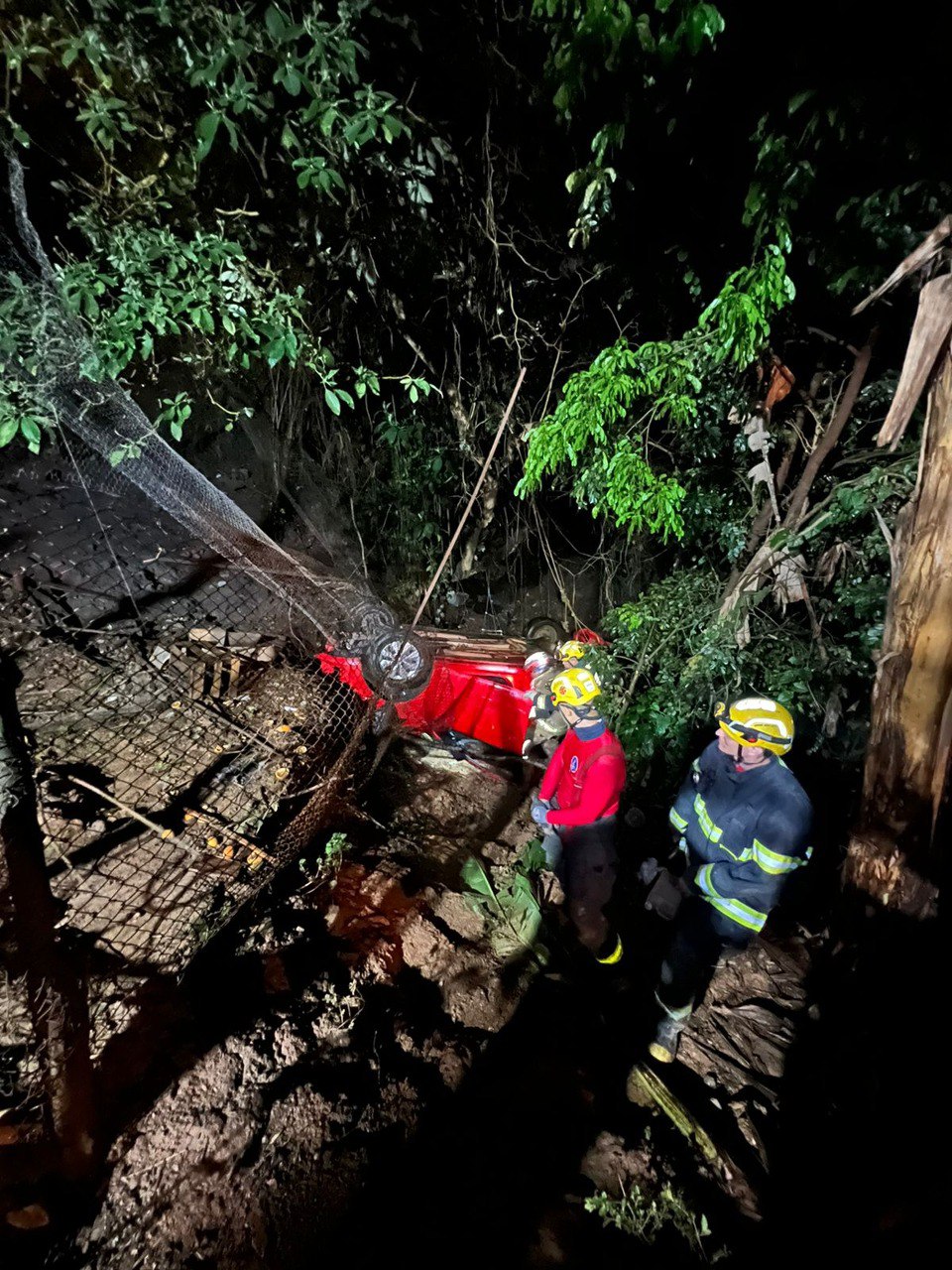 Quatro pessoas ficam feridas após carro cair em local de difícil em Nova Lima - Foto: Divulgação/CBMMG