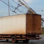 Caminhão atinge poste e interdita Avenida Helena de Vasconcelos Costa, em Contagem - Foto: Divulgação/TransCom