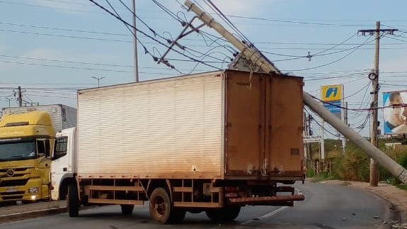 Caminhão atinge poste e interdita Avenida Helena de Vasconcelos Costa, em Contagem - Foto: Divulgação/TransCom