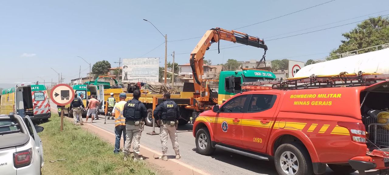 Motorista fica preso às ferragens de caminhão em acidente no Contorno de Betim - Foto: Divulgação/CBMMG