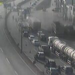 Caminhão com água mineral tomba e interdita Rodovia Fernão Dias, em Contagem - Foto: Divulgação/Arteris