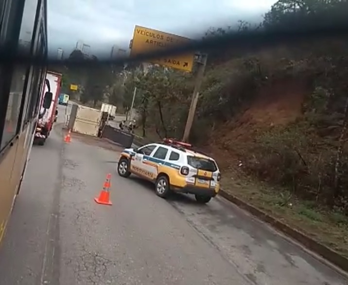Caminhão tomba e interdita pista da MGC-356, em Belo Horizonte - Foto: Reprodução/Redes Sociais